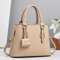 Détail du sac à main beige tissé avec garnitures dorées et bandoulière réglable - Kaki