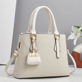 Sac à main crème élégant avec texture et accessoires dorés pour femmes chic - Blanc Cassé