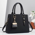 Sac cabas élégant en similicuir noir avec détails dorés et breloque pour femme - Noir