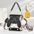 Bolso bandolera beige con orejas de conejo, correa de colores y pompón blanco de adorno - Negro