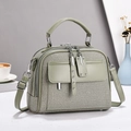 Borsa a mano in tela verde salvia con rivetti argentati e tracolla regolabile - Verde