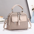 Elegante borsa a mano in tela patchwork con finiture in pelle e tracolla regolabile - Cachi Chiaro
