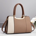 Elegante bolso de mano bicolor con textura tejida y detalles metálicos dorados - 30x13x20cm / Marrón