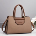 Braune geflochtene Damenhandtasche mit goldenen Beschlägen und Gurt in edlem Design - Braun
