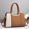Bolso de mano tejido en contraste con asas metálicas y correa de hombro ajustable - 30x13x20cm / Amarillo Tierra