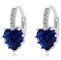 Elegante herzförmige dunkelblaue Zirkonia-Ohrringe mit kleinen weißen Steinen - Blau