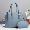 Elegantes hellblaues Handtaschen-Set mit Doppelgriffen und goldenen Beschlägen - Blau