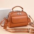 Bolso tote clásico caramelo con correa étnica y elegantes letras doradas en relieve - Amarillo Tierra