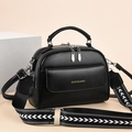 Bolso de mano moderno en cuero negro con correa geométrica y logotipo dorado - Negro