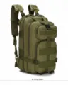 Detail des armee-grünen taktischen Rucksacks mit MOLLE-System und Mesh-Schultergurten - Armeegrün