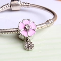 Bracciale a catena serpente argento con ciondolo fiore magnolia rosa e cristallo - Rosa