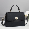 Elegante borsa a mano in pelle plissettata nera con fibbie dorate e tracolla - Nero