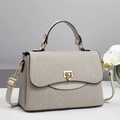 Elegante borsa a mano beige plissettata con fibbia dorata e tracolla regolabile per donna - Grigio