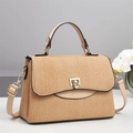 Dettaglio borsa beige testurizzata con motivo intrecciato, finiture dorate e dettaglio orchidea - Cachi