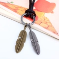 Collana in pelle vintage con ciondoli a piuma dettagliati in lega di bronzo e argento - caffè