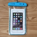 Transparente PVC Handytasche wasserdicht mit blauem Verschluss und schwarzem Umhängeband - Leuchtend Blau