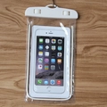 Leuchtende PVC-Wasserdichte Handytasche mit weißem Clip-Verschluss zum Schwimmen - Leuchtend Weiß