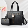 Elegantes schwarzes Shopper-Set mit Steinmuster, Goldkette und kleiner Umhängetasche - Tote Bag und Kettentasche / Schwarz