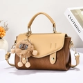Sac bandoulière bicolore grande capacité avec charm lion en peluche et poignée supérieure - Abricot et Jaune Terreux