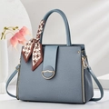 Sac à main bleu vintage avec détails dorés et poignée ornée d'un foulard pied-de-poule - Bleu
