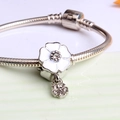 Bracciale a catena serpente d'argento con ciondolo a fiore in smalto bianco e cristalli - Bianco