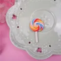 Détail macro d'une breloque sucette arc-en-ciel en pâte polymère pour coque de téléphone - Arc-en-ciel Style 3