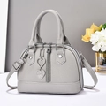 Sac à main en cuir grainé gris avec pendentif cœur argenté et pompon style urbain - Gris