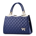 Dunkelblaue gesteppte Handtasche mit goldener Schleife und elegantem Wellenrand-Design - Tiefseeblau