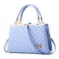 Hellblaue gesteppte Handtasche mit goldener Schleife und abnehmbarem Schultergurt - Himmelblau