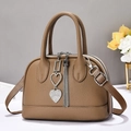Sac à main marron en cuir grainé en forme de coquille avec pendentifs cœur et argent - Khaki Foncé