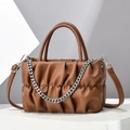 Borsa a mano nuvola arricciata marrone con catena in metallo argento e tracolla su piedistallo - Cachi scuro