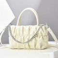 Dettaglio della borsa a mano increspata con catena argento e tracolla in pelle rimovibile - Bianco Sporco