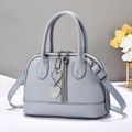 Sac à main élégant gris-bleu clair avec texture litchi et pendentif cœur à pampilles - Bleu