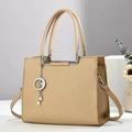 Elegante bolso tote de cuero beige con asa plateada y colgante de luna y estrella - 26cm x 12cm x 20cm / Caqui
