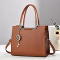 Elegante bolso de mano marrón caramelo en cuero texturizado con colgante de estrella y luna - 26cm x 12cm x 20cm / Amarillo Tierra