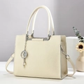 Elegante bolso de mano crema texturizado con colgante de estrella y correa bandolera - 26cm x 12cm x 20cm / Blanco Roto