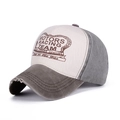 Berretto da baseball vintage grigio e crema con dettagli consumati e patch racing - Tesa Marrone / Verde Scuro