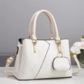 Détail du sac à main blanc avec gaufrage serpent, coutures asymétriques et porte-monnaie - Blanc Cassé