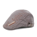 Donkergrijze katoenen heren flat cap met WH FASHION borduursel en metalen gesp aan zijkant - Grijs