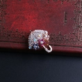 Dettaglio spilla a ombrello placcata in oro con strass colorati su taccuino vintage - Oro Rosa/Multicolore