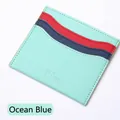 FIAMA Kartenetui aus Saffiano-Leder in Seeblau mit roten und dunkelblauen Akzenten - Hellgrün