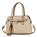 Elegante bolso de paja tejida con adornos de cuero y borla mostrado en vista frontal - Caqui Claro