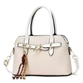 Elegante bolso de mano crema con herrajes dorados y accesorio de borla tejida a mano - Blanco Roto