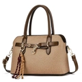 Bolso de mano tejido beige con ribete de cuero marrón y decoración de borlas de colores - café