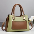 Borsa a mano bicolore verde e marrone con manici ad anello dorati e tracolla elegante - Verde