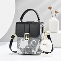 Elegante borsa a tracolla con stampa paisley, manici neri e ciondolo in peluche - Nero