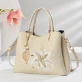 Elegante bolso beige con bordado de lirios blancos y detalles en metal dorado - Blanco Roto