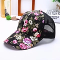 Gorra de béisbol floral para mujer con rosas rosas y malla negra transpirable atrás - Negro