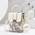 Dettaglio della borsa a tracolla crema con stampa paisley vintage e ciondolo di peluche - Bianco Sporco