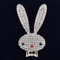 Vue détaillée de la broche lapin argentée sertie de strass brillants et d'yeux noirs - Lapin en Strass Blanc